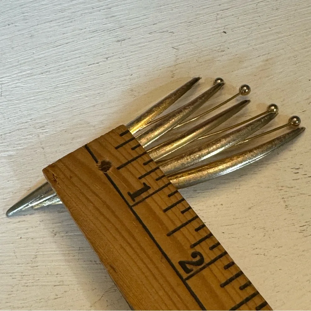 Vintage Brushed Gold Tone Fanned Leaf Brooch & Clip On Earrings Costume Set - Picture 12 of 14